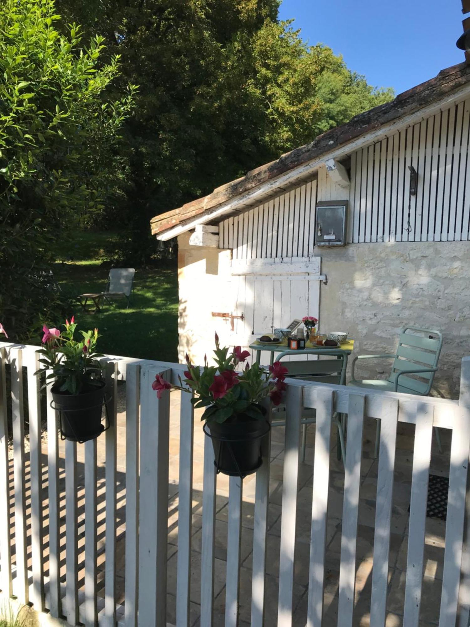 Le Val Du Pech Chantant Chambres D'Hotes Pern Bagian luar foto